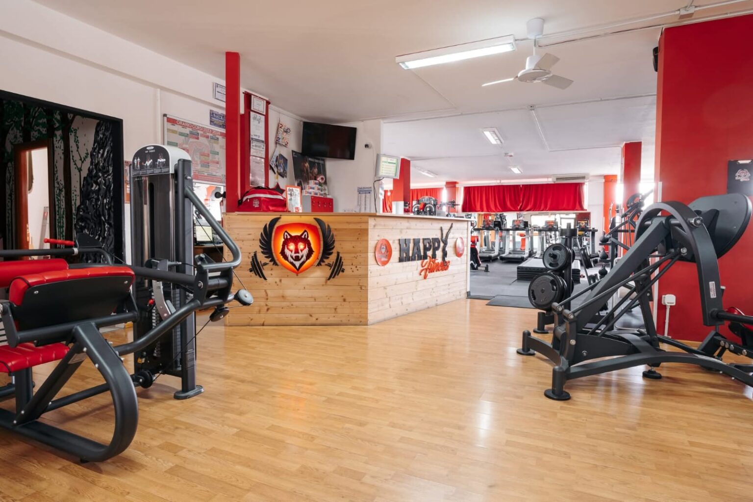 reception e sala attrezzi della palestra Happy Fitness a Pretoro